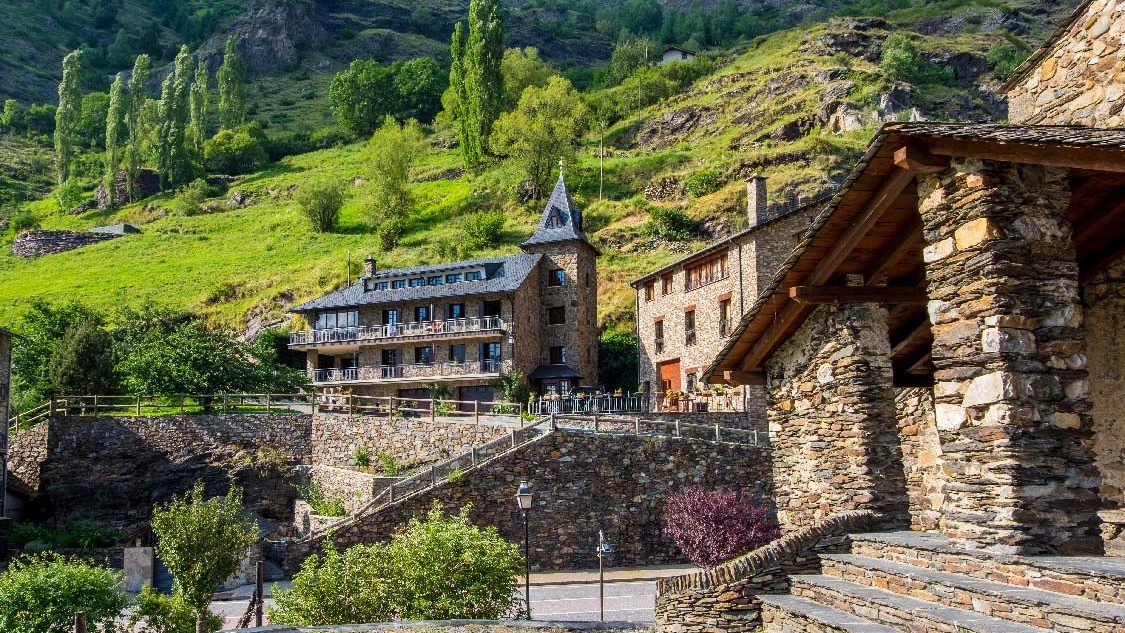 Impuestos en España vs Andorra 2026: cuánto se ahorra viviendo en Andorra (con ejemplos)